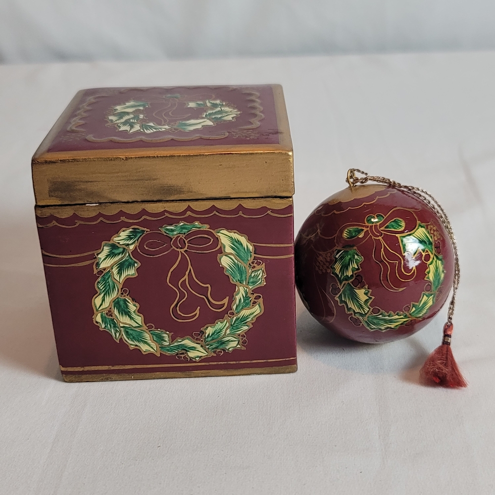 Foreside Christmas Wreath Ornament With Matching Wood Box
